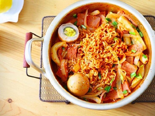 Từ phân tích ở trên, mì ăn liền không nên là món ăn chính mỗi ngày song không tới mức độ “ăn 3 phút, thải độc 32 ngày” như đồn thổi. Biết ăn mì đúng cách, bạn sẽ tránh được những rủi ro sức khỏe không mong muốn.