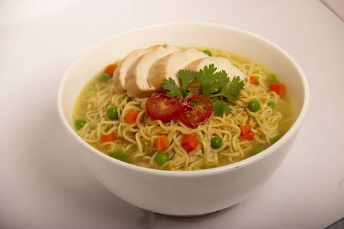 Mì ăn liền được khuyên không nên là món ăn chủ đạo bởi lượng dinh dưỡng không phong phú, không phải do chúng chứa hương liệu hay chất bảo quản.