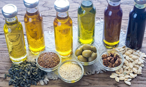 4. Dầu ăn chiết xuất thủ công. Các loại hạt lấy dầu như lạc, ngô,... bảo quản không đúng cách dễ bị mốc, sản sinh độc tố aflatoxin. Một số hạt bề ngoài bình thường nhưng bên trong có thể chứa aflatoxin. Trong khi đó, máy ép dầu nhỏ có các công đoạn đơn giản, thiếu bước loại bỏ chất độc hại, không tinh chế được nguyên liệu. Ăn chúng thường xuyên, bạn không chỉ có nguy cơ tiêu thụ aflatoxin mà còn có thể đưa vào người kim loại nặng, dư lượng thuốc trừ sâu.