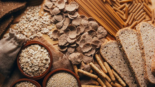 Thực vậy, nhiều sản phẩm đôi khi chỉ chứa tỷ lệ ngũ cốc nguyên hạt không đáng kể. Để nhận được lợi ích sức khỏe tối đa, bạn nên chắc chắn sản phẩm được làm từ “100% ngũ cốc nguyên hạt” hoặc tỷ lệ ngũ cốc chiếm lượng lớn.