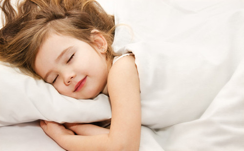 Vì tầm quan trọng của giấc ngủ, nhiều người rất đầu tư cho giấc ngủ bằng việc trang bị giường đắt tiền, đèn nệm cao cấp. Trong khi đó, người Nhật lại thích ngủ trên sàn nhà, ít khi sử dụng giường vì tin rằng điều này tốt cho sức khỏe, chẳng hạn như: