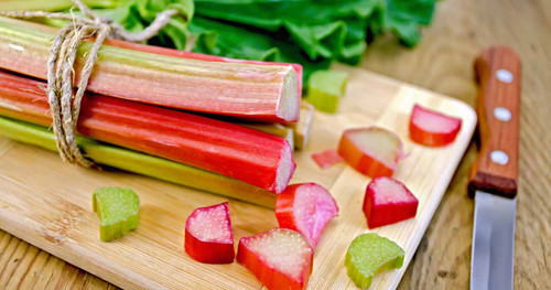 6. Đại hoàng. Đại hoàng là loại cây có vị chua, giàu canxi và vitamin K. Khi đi vào cơ thể, cả hai chất này đều giúp ngăn ngừa loãng xương hiệu quả. Bạn có thể tận dụng thân đại hoàng để chế biến thành nhiều món như mứt, súp, nước sốt, bánh nướng, cocktail và rượu đại hoàng,.. Lưu ý, đại hoàng chứa nhiều oxalat trong lá. Bạn chỉ nên chọn ăn những thân có màu đỏ tím để tránh tác dụng phụ.