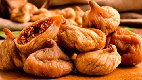 7. Quả sung khô. Sung khô chứa nhiều chất chống oxy hóa, chất xơ và canxi hơn so với các loại trái cây khô khác. Sử dụng sung khô làm đồ ăn vặt, bạn có thể bổ sung canxi, ngăn ngừa các bệnh thái hóa, cải thiện chức năng hệ tiêu hóa, giảm kích thích hội chứng ruột và duy trì huyết áp ổn định.