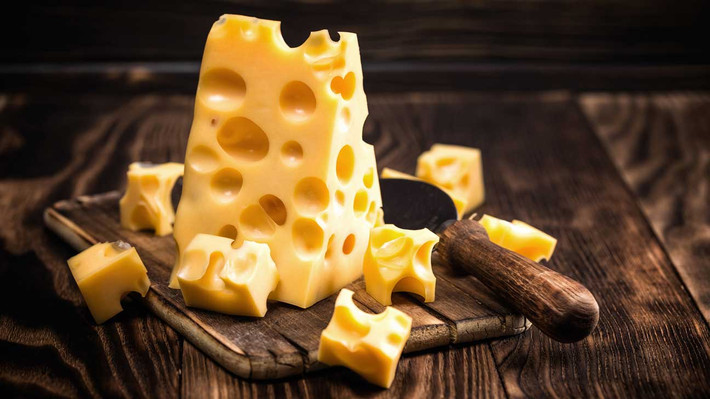 Hàm lượng canxi trong phô mai cao gấp đôi sữa, đồng thời chứa nhiều calo nhưng ít lactose hơn sữa. Đây là nguồn bổ sung canxi tuyệt vời thay thế sữa, phù hợp với trẻ em và mẹ bầu.