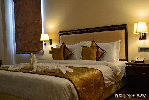 Diện tích phòng khách sạn cũng rất hạn chế, thường chỉ từ 20-30m2. Không chỉ nhỏ, phòng khách sạn còn được bài trí nhiều món nội thất như giường, bàn ghế khiến không gian di chuyển càng chật chội. Chưa kể, chúng ta còn mang theo vali, giày dép. Nếu không có ánh đèn, việc vấp ngã rất dễ xảy ra.