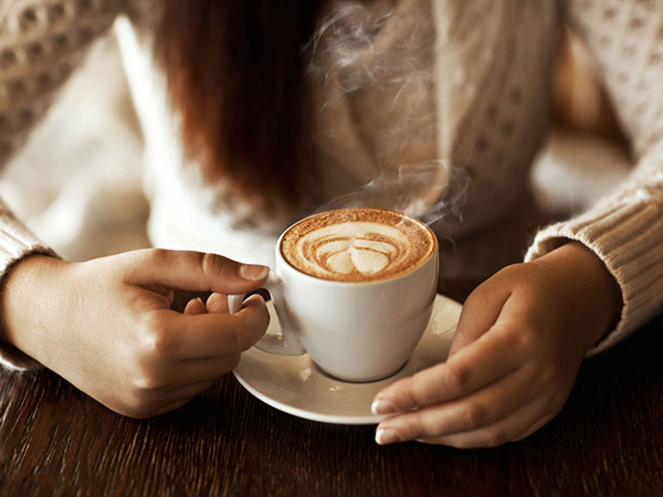 Đặc biệt, bạn cũng không nên uống cà phê khi nó vẫn còn quá nóng. Ảnh: thammyviennevada.