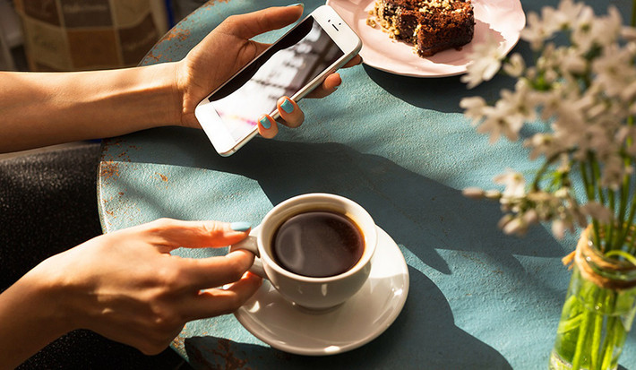 Khi đang bồn chồn, lo lắng bạn không nên uống cà phê bởi trong cà phê có chứa caffeine sẽ kích thích tiêu cực đến hệ thần kinh. Ảnh: tgdd.