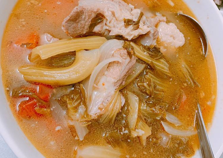 Với món canh sườn nấu dưa chua này, bạn nên chọn những miếng sườn non có nhiều sụn vừa có thịt nhai giòn giòn rất ngon. Ảnh: cpcdn.