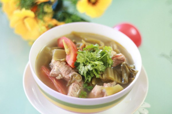 Bên cạnh canh hến nấu chua, bạn có thể nấu món canh sườn sụn dưa chua cũng rất ngon và ăn hoài không ngán. Ảnh: media.
