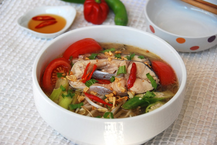 Ngoài canh hến nấu chua và sườn sụn nấu dưa chua, bạn có thể nấu canh chua cá basa cho cả nhà. Ảnh: tgdd.