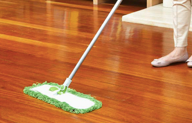 Công việc lau sàn nhà này bạn nên thực hiện sau khi đã dọn dẹp và lau chùi đồ đạc, vật dụng sạch sẽ. Ảnh: giadinh.