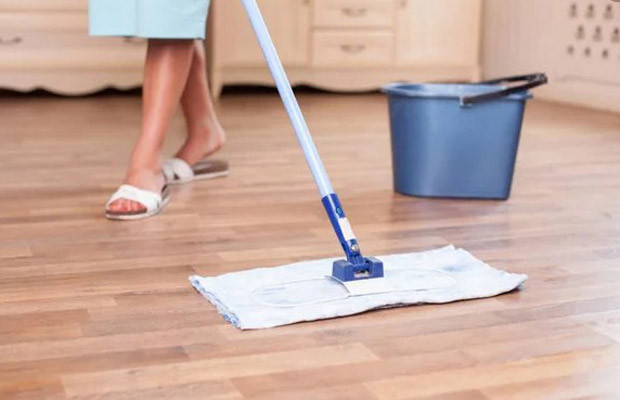 Cuối cùng, bạn nên lau lại toàn bộ sàn nhà để ngôi nhà thêm sạch sẽ, thông thoáng. Ảnh: floordi.