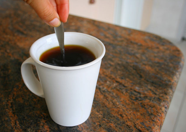 Các loại đồ uống pha chế khác nhau sẽ có lượng oxalate khác nhau. Trong đó, đặc biệt cà phê có hàm lượng oxalate cao. Hầu hết các bác sĩ khuyên bạn nên tránh tất cả cà phê pha và cà phê tan, kể cả trà và ca cao khi thấy "vùng kín" có dấu hiệu "khó ở". Oxalate có trong bia cũng được coi là cao, do vậy, nên chọn các loại bia có ga nhẹ.
