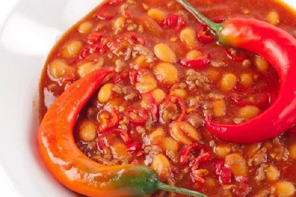 Thực phẩm cho thêm quá nhiều các gia vị cay như hạt ớt, hạt tiêu, gừng, hành, tỏi… tuy ngon miệng nhưng lại nóng, làm tăng chất độc tích tụ trong cơ quan nội tạng. Nó cũng gây nên tình trạng sưng nướu, đau lưỡi, nước tiểu đậm màu, hậu môn nóng rát, và làm tăng nguy cơ viêm âm đạo trở nên trầm trọng hơn.