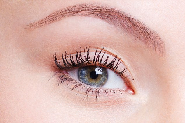 Bước 1: Chuẩn bị sẵn sàng để kẻ viền mắt cách kẻ mắt cún (Puppy eyeliner) sau khi đã chuốt mascara, đánh phấn mắt tone màu nhẹ nhàng như màu nude.
