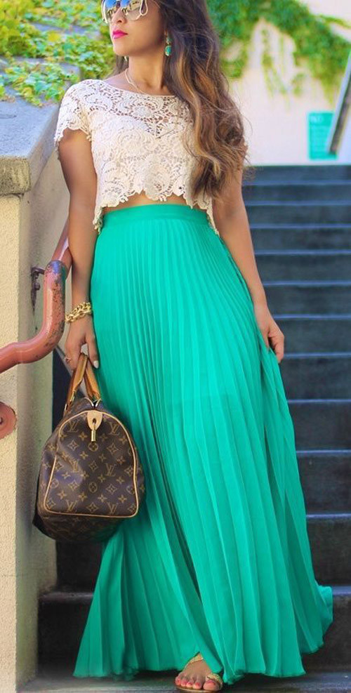 Mix váy maxi cùng áo crop top là cách nhanh nhất để bạn sở hữu vẻ ngoài thật khác biệt và sành điệu trong ngày nắng.