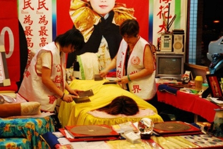 Massage bằng dao phay. Chuyện thật như đùa về liệu pháp thư giãn, chữa bệnh ở Đài Loan. Người ta tin rằng độ sắc bén của lưỡi con dao phay kề trên da thịt sẽ rất có lợi cho da và các cơ bắp. Do vậy, liệu pháp này nhanh chóng giúp con người giải tỏa mệt mỏi và căng thẳng.