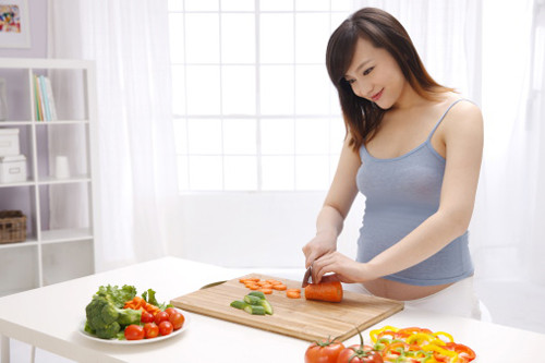 Các chuyên gia khoa sản của Nhật Bản đã chia ra thành từng giai đoạn mang thai. Điều này còn phụ thuộc vào chỉ số BMI của từng mẹ bầu. Trung bình một người bình thường cần bổ sung khoảng 2000 calo mỗi ngày thì khi bầu bí cần thêm: ba tháng đầu: 50 calo; ba tháng giữa: 250 calo; ba tháng cuối: 450 calo; khi cho con bú: 350 calo.