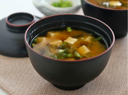 Súp miso, thực phẩm dinh dưỡng cho bà bầu. Là một trong những thành phần chính, góp phần nên một bữa ăn cơ bản, truyền thống của Nhật Bản, “danh tiếng” súp miso đã lan truyền đến nhiều nơi trên thế giới. Không chỉ bổ dưỡng, súp miso còn chứa rất nhiều lợi khuẩn tốt cho hệ tiêu hóa. Đặc biệt, rong biển trong súp miso là nguồn bổ sung canxi phong phú cho bà bầu.
