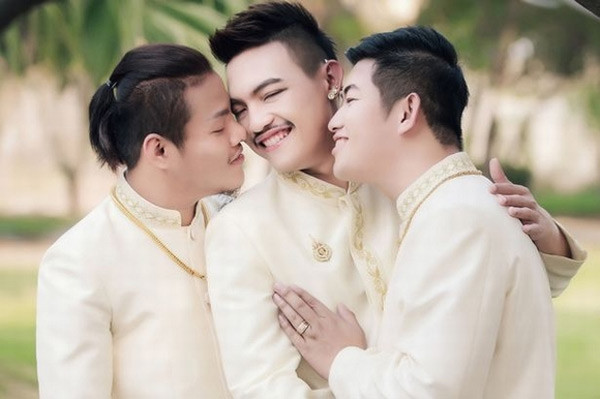 3 anh chàng này đã cùng nhau trao nhau lời thề ước tại buổi lễ kết hôn tại nhà riêng ở Uthai Thani, Thái Lan. Năm 2010, Joke và Art hợp tác trong một dự án làm ăn và hai người nảy sinh tình cảm, sau đó cả 2 sống chung với nhau. Một thời gian sau, họ đã gặp Bell tại đại học Phitsanuloke, từ đó cả 3 người đều nhận ra rằng họ không thể sống thiếu nhau.