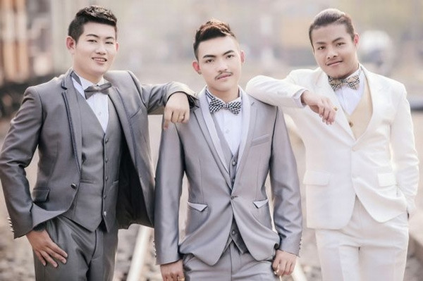 Họ tin rằng đám cưới bộ ba đồng tính là cuộc "hôn nhân đa thê" đầu tiên ở đây. Đám cưới đặc biệt này đã khiến không ít người ngạc nhiên và tò mò.