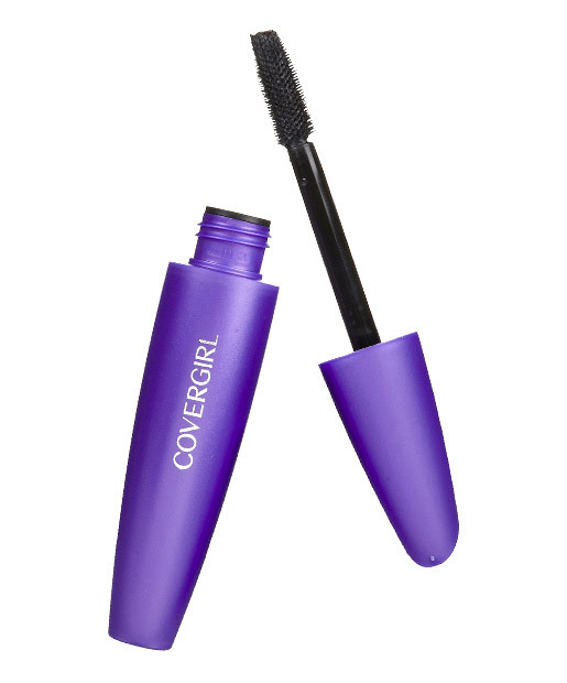 Mascara Cover Girl LashBlast Fusion. Đầu cọ của mascara không thấm nước này của hãng có chức năng tách từng sợi mi cực tốt. LashBlast Fusion giúp cho từng sợi mi của bạn trông dài ra, dày hơn, mà vẫn tơi mịn tự nhiên, mang đến vẻ đẹp ấn tượng cho đôi mắt của bạn. Loại mascara này có giá khoảng 170.000đ.
