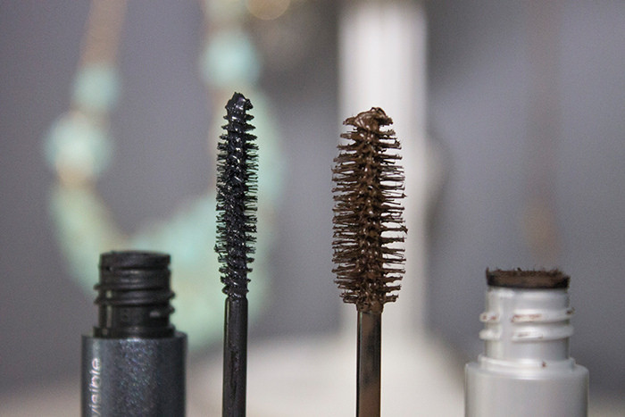 Clinique Lash Power Mascara, 300.000đ. Nếu bạn yêu các loại mascara với đầu chải nhỏ thì đây cũng là 1 sản phẩm hoàn hảo, vì độ chính xác với từng sợi mi dù là rất nhỏ. Dễ dàng cho cả hàng mi dưới, về cơ bản thì độ chống thấm nước không tuyệt đối lắm nhưng cũng rất khó phai nhòe. Và để lau sạch cũng cần với 1 chút nước ấm là đủ.