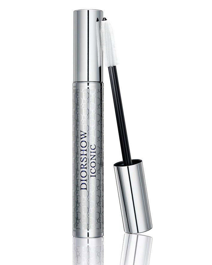 Dior Diorshow Iconic Extreme Waterproof Mascara, 900.000đ. Hầu hết các công thức không thấm nước rất khó để tẩy trang, nếu không đúng cách sẽ làm rụng hay gẫy mi. Loại mascara này cũng vậy, độ bền rất cao, có thể trải qua 1 cuộc chụp hình dưới được đến 12 giờ. Do vậy, để “loại bỏ” được nó phải dùng đến tẩy trang dạng dầu để làm mềm lớp bề mặt, bạn có thể sử dụng kem Vaseline hoặc dầu massage của em bé cũng có thể tẩy trang khá tốt.