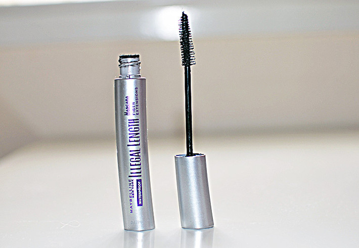 Maybelline New York Illegal Length Fiber Extensions Waterproof Mascara, 190.000đ. Mascara của Maybelline luôn xuất hiện trong top các sản phẩm chuốt mi được ưa chuộng nhất thế giới. Với giá thành rẻ, tích hợp nhiều khả năng làm dày, dài và cong mi bằng những sợi fiber nhân tạo, mascara Illegal Length Fiber Extensions Waterproof còn sẵn sàng đối đầu với mọi thách thức như nước mưa, mồ hôi, dầu... để đem đến cho các cô gái sự hài lòng và đôi mắt ấn tượng.