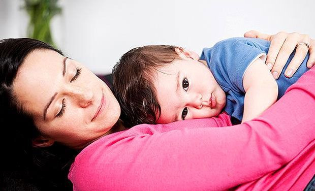Các nhà nghiên cứu Thụy Điển đã theo dõi 263 trẻ 4 tuổi, sinh đủ tháng và có mẹ khỏe mạnh. Họ đã so sánh những trẻ được kẹp dây rốn sớm (trong vòng 10 giây sau khi sinh) với những trẻ được kẹp dây rốn muộn hơn (ít nhất 3 phút sau sinh). Kẹp rốn muộn 3 phút sẽ cho phép em bé nhận được thêm khoảng 100ml máu. Có khá nhiều sắt trong một thể tích máu như vậy.