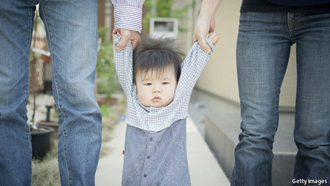Mặt khác, chuyên gia dân số tại Nhật cũng cho hay, một trong những nguyên nhân khiến nam giới Nhật Bản kết hôn muộn là do nữ giới phải chịu mức sống thấp hơn nếu như họ lấy chồng. Trung bình họ bị mất 2/3 chi tiêu cho cá nhân và còn phải làm việc nhà. Khoảng cách giữa trước và sau kết hôn chênh lệch nhau ngày càng lớn.