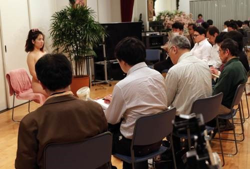 Chuyên gia mai mối Yoko Itamoto cho rằng, khó khăn kinh tế khiến nhiều thanh niên Nhật khó tìm việc làm toàn thời gian, từ đó khiến họ mất tự tin để yêu đương. So sánh số liệu quốc tế cho thấy, người Nhật Bản ân ái ít hơn nhiều so với người dân các nước phát triển khác. Một cuộc khảo sát năm 2010 cho thấy, 68% đàn ông còn trinh ở Nhật trong độ tuổi 18-19.