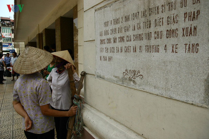 Khuôn viên chợ Đồng Xuân.