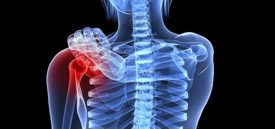 Đau xương: Một trong những triệu chứng chính của ung thư máu chính là đau xương. Các cơn đau có thể xuất hiện tùy theo mức độ của bệnh và thường xuất hiện ở khớp xương chân, đầu gối, cánh tay, lưng… Nguồn gốc của những cơn đau này là từ tủy xương – nơi sản xuất ra các tế bào máu.