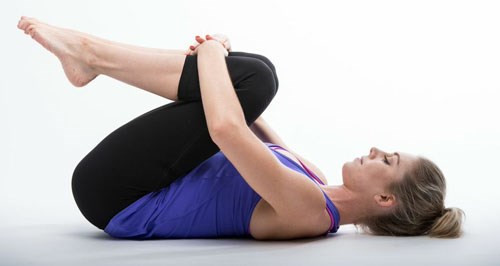 Tư thế ôm gối nghỉ ngơi: Tư thế này giúp bạn nghỉ ngơi một cách toàn diện, làm dịu những cơn đau khó chịu của kỳ kinh nguyệt, giảm căng thẳng, giúp tinh thần trấn tĩnh, thư thái.