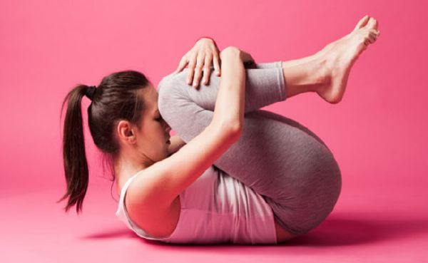 Thực hiện: Nằm hoàn toàn trên sàn, đặt hoàn toàn cột sống từ đốt sống cổ tới đáy thắt lưng hoằn toàn trên sàn. Co gối, áp sát đùi vào bụng, 2 tay ôm chọn gối. Tư thế này giúp cơ quan nội tạng được co bóp nghỉ ngơi, lưng giãn, cột sống được nghỉ ngơi và ở trạng thái thẳng lưng.