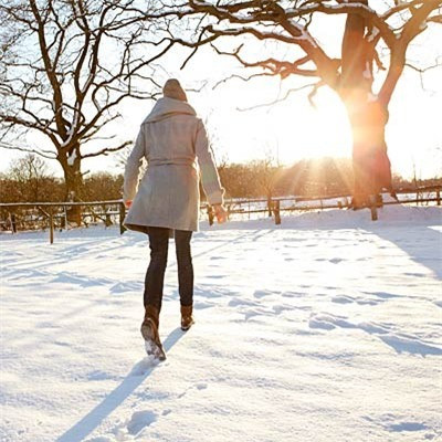 Tận dụng vitamin D trong nắng sớm. Nếu thường xuyên phải đi sớm về muộn và nhốt mình trong văn phòng, bạn đã bỏ phí nguồn vitamin D bổ ích trong trong ánh nắng mặt trời. Hãy xây dựng thói quen đi dạo trong khoảng thời gian từ 6h đến 8h sáng mùa hè và 7-9h sáng mùa đông để tiếp xúc với ánh nắng mặt trời, hấp thu vitamin D tốt nhất.