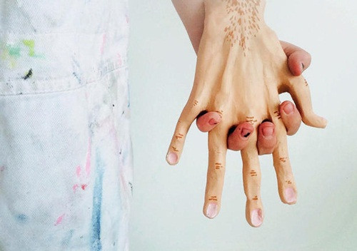 "Tôi nghĩ rằng cô ấy nên dẹp hết mấy anh chàng vô hồn đó, chỉnh trang lại bản thân và bước ra ngoài để tìm kiếm tình yêu với một người thực sự. Tình yêu sẽ đến với những người có lòng tin và nó, cho dù có bị nó làm tổn thương", một cư dân mạng cảm thông.
