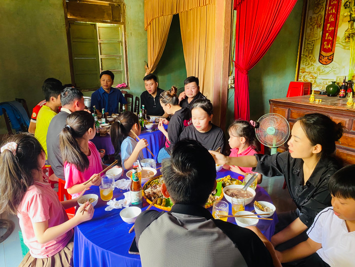 Năm nào cũng vậy, gia đình ông Cao Văn Liệu ở thôn 3 Kim Bảng, xã Minh Hoá, huyện Minh Hoá cứ vào ngày 1/9 là tổ chức mâm cỗ để sum họp gia đình, bạn bè cùng về chung vui Tết Độc lập.