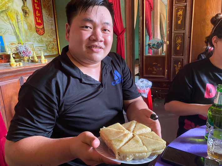 Dù có đi làm ăn xa, nhưng năm nào cứ đến dịp mừng Tết Độc lập, anh Cao Trung Đức ở xã Minh Hoá lại sắp xếp công việc để về nhà gói bánh chưng, soạn cỗ chung vui ngày lễ cùng gia đình, bạn bè. “Dịp này không chỉ gia đình mà hầu như nhà nào cũng gói bánh chưng, bởi nếu không có bánh chưng thì không phải là Tết. Vì thế, không khí mừng ngày độc lập, thống nhất nước nhà vừa hồ hởi phấn khởi, trang nghiêm và đầy ấm cúng thiêng liêng. Đây được coi là nét đặc trưng trong ngày Tết Độc lập của người dân nơi đây, anh Đức chia sẻ.