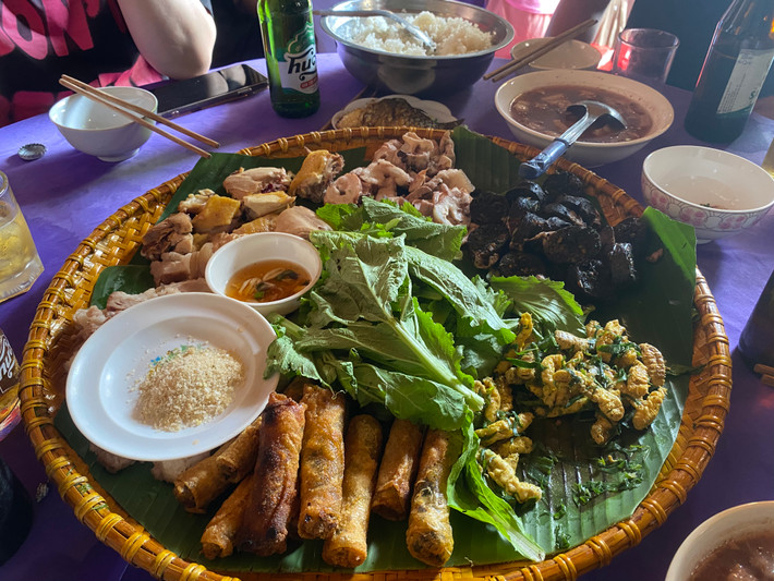 Mâm cỗ mừng Tết Độc lập nơi đây với các món ăn dân dã do chính tay các thành viên của gia đình chuẩn bị khá ấm cúng, ngon và đậm đà truyền thống bao đời. Theo tìm hiểu của phóng viên, với truyền thống yêu nước từ sau năm 1945, để ghi nhớ ngày Quốc khánh 2/9, nhân dân huyện vùng cao Minh Hoá đã dần tổ chức các hoạt động mừng Tết Độc lập.