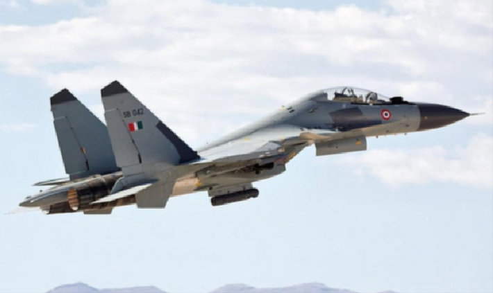 Khi tiêm kích Su-30MKI của Ấn Độ liều lĩnh xâm nhập không phận tỉnh Punjab của Pakistan, Không quân Pakistan đã lập tức điều động tiêm kích J-10CE mang theo tên lửa siêu xa PL-15 khẩn cấp xuất kích. Ảnh: IAF