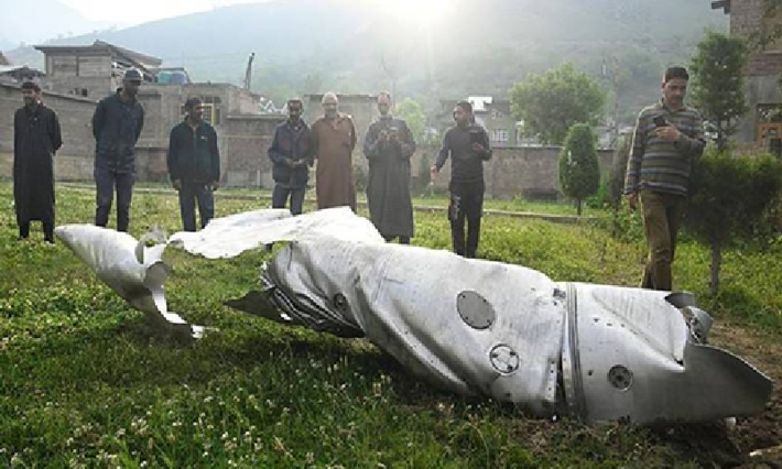Báo cáo mới nhất từ Bộ Quốc phòng Pakistan cho biết, năm máy bay chiến đấu của Ấn Độ đã bị bắn hạ trên không, trong đó có một chiếc Rafale của Pháp trị giá 240 triệu USD, hai chiếc Su-30MKI/MiG-29 do Nga sản xuất, cùng hai máy bay không người lái trinh sát. Ảnh: The Nation