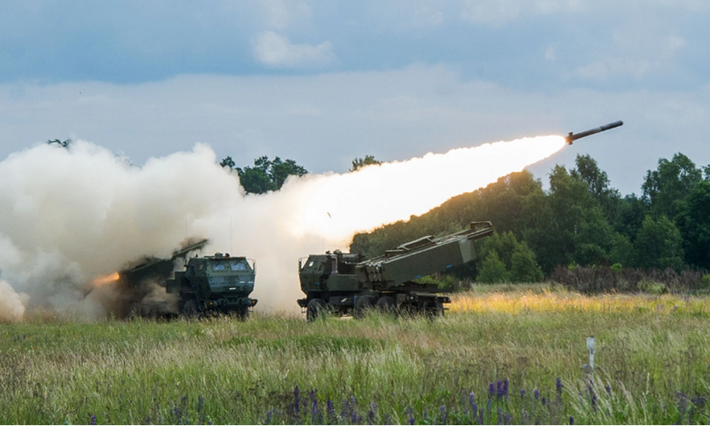 Tuy nhiên, trong một trận chiến gần đây, quân Ukraine đã mạo hiểm đưa HIMARS tiến sát ra tiền tuyến, chỉ cách đường tiếp xúc có 11 km. Tại vị trí này, nếu dùng loại đạn không điều khiển, HIMARS của Ukraine chỉ vừa đủ tầm để vươn tới khu vực thành phố Donetsk; còn nếu dùng đạn điều khiển thì tầm bắn xa hơn, có thể tới gần Volnovakha. Ảnh: Defense Post