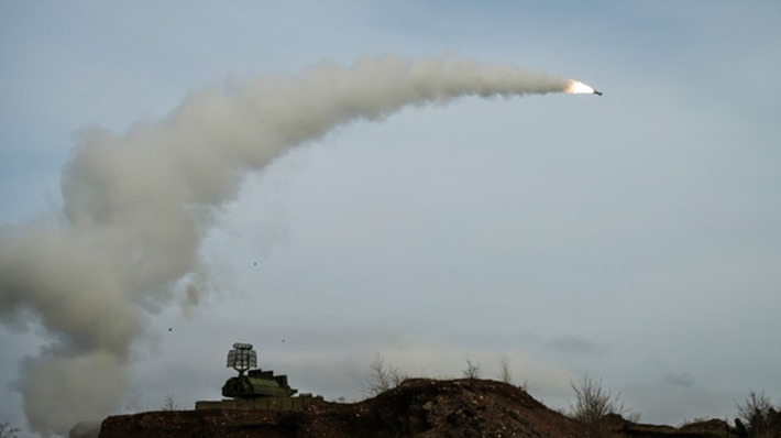 Do tên lửa và đạn chiến thuật của HIMARS có tầm bắn tương đối xa, nên khi khai hỏa không cần tiến sát đường tiếp xúc; hơn nữa, các trận địa khai hỏa của HIMARS thường nằm gần các tuyến đường lớn, cho phép “bắn xong là rút”, sau đó lẩn vào các dải rừng hoặc quay lại căn cứ phía sau. Ảnh: RIA Novosti