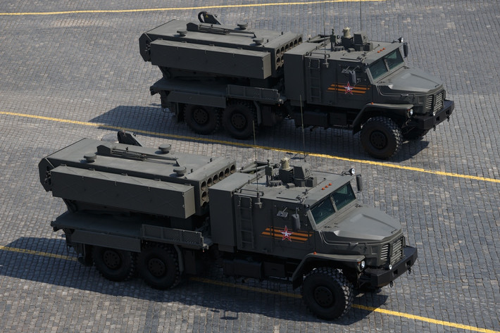 Với tầm bắn lên tới 20 km, TOS-2 có thể tấn công mục tiêu từ khoảng cách an toàn, sử dụng tên lửa 220 mm để tạo ra hiệu ứng áp suất quá mức tàn phá. Việc tích hợp các hệ thống dẫn đường và nhắm mục tiêu hiện đại giúp tăng độ chính xác, trong khi yêu cầu về nhân lực giảm và hệ thống nạp đạn tự động giúp cải thiện hiệu quả hoạt động.