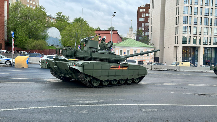 T-90M cũng tích hợp lớp giáp nhiều lớp tiên tiến với Relikt ERA và hệ thống quản lý chiến đấu hoàn toàn số hóa giúp tăng cường khả năng phối hợp với các đơn vị khác. Lớp bảo vệ bổ sung bao gồm giáp thanh, bảo vệ mìn dưới thân xe và hệ thống phòng thủ NBC (hạt nhân-sinh học-hóa học. Với động cơ V-92S2F mạnh mẽ tạo ra công suất 1.130 mã lực, T-90M cân bằng giữa tốc độ, hỏa lực và khả năng bảo vệ, biến nó thành nền tảng lực lượng thiết giáp Nga hiện đại.