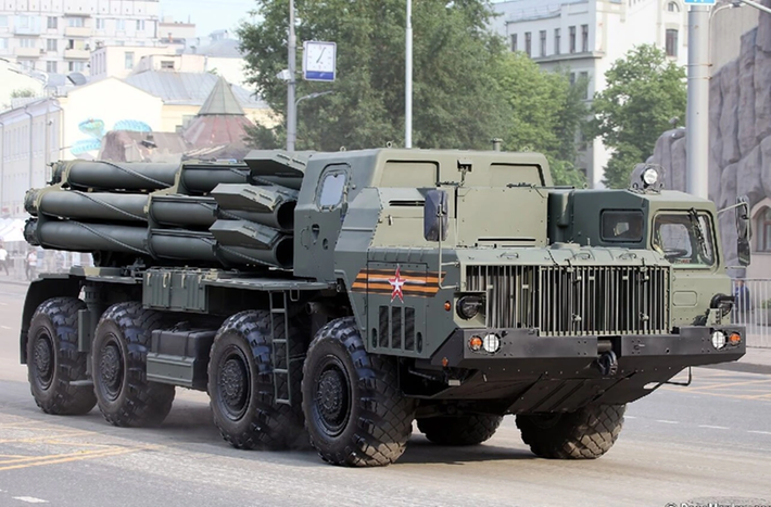 Tornado-S là hệ thống tên lửa phóng loạt 300mm (MLRS) hiện đại được phát triển để thay thế các hệ thống cũ hơn của Liên Xô như BM-30 Smerch. Nó có khả năng phóng nhiều loại tên lửa, bao gồm cả đạn dược có điều khiển, với tầm bắn lên tới 120 km, cung cấp khả năng tấn công sâu vào các mục tiêu của đối phương.