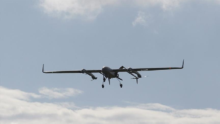 Trong khi đó, đối phương đã bắt đầu thử nghiệm các loại UAV cảm tử tầm xa hơn nữa, có khả năng được phát triển từ khung máy bay A-22 Foxbat nổi tiếng, với khối lượng đầu đạn giảm và hệ thống nhiên liệu mở rộng. Điều này được phản ánh qua thông tin về việc áp dụng kế hoạch “Tấm thảm” (Kovyor) trên vùng trời sân bay Nadym (Yamal), cũng như ở các tỉnh Arkhangelsk và Murmansk thuộc Nga. Ảnh: AA