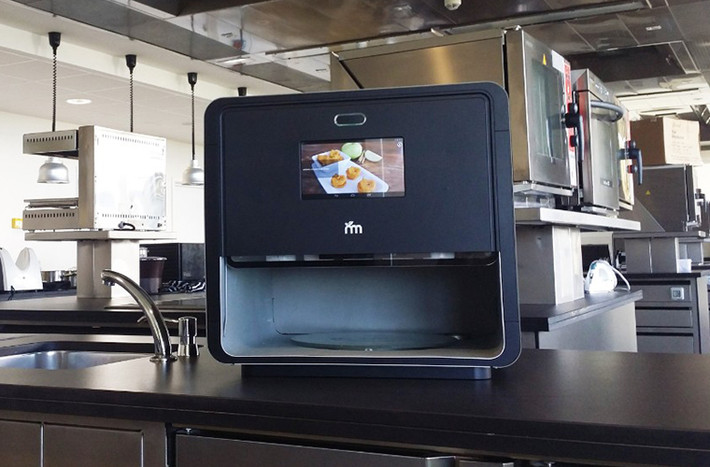 Có tên gọi là "Foodini", chiếc máy in 3D này khác vớicác loại máy in 3D thông thường. Thay vì dùng nhựa để tạo ra sản phẩm, Foodini dùng các nguyên liệu thực phẩm thật để tạo ra các món ăn.